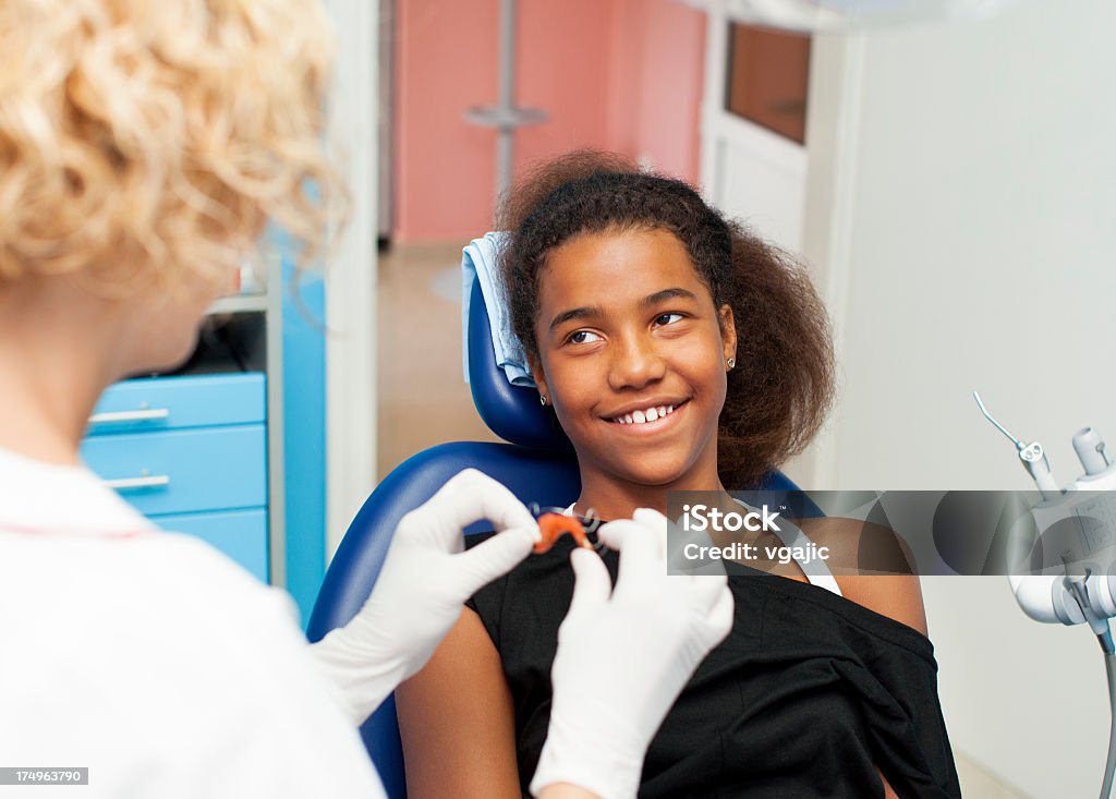 Adolescente africano visita Ambulatorio dentistico - Foto stock royalty-free di Apparecchio ortodontico