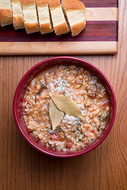 sopa de italiano - cooked vertical high angle view lentil imagens e fotografias de stock