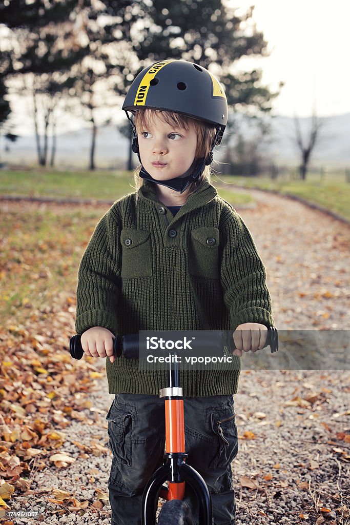 Menino aprenda a andar de bicicleta - Foto de stock de 2-3 Anos royalty-free