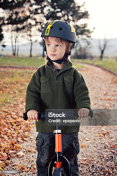 Foto de Menino Aprenda A Andar De Bicicleta e mais fotos de stock de 2-3 Anos - 2-3 Anos, Aluno de Jardim de Infância, Artigo de vestuário para cabeça