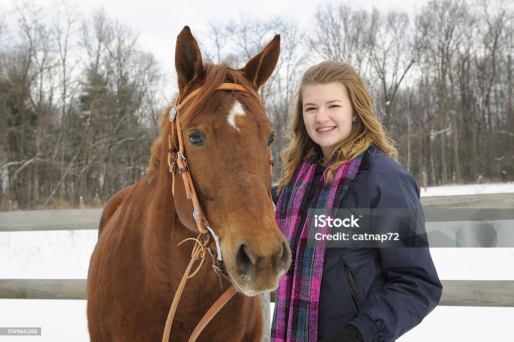 Teen Girl con caballo al aire libre en invierno, nieve - Foto de stock de 14-15 años libre de derechos