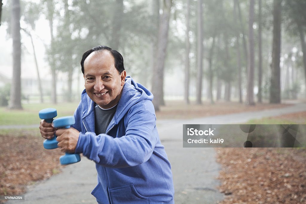 Senior Hispanic Mann Ausübung im park - Lizenzfrei 60-69 Jahre Stock-Foto