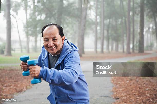 Senior Hispanic Mann Ausübung Im Park Stockfoto und mehr Bilder von 60-69 Jahre - 60-69 Jahre, 65-69 Jahre, Abenddämmerung