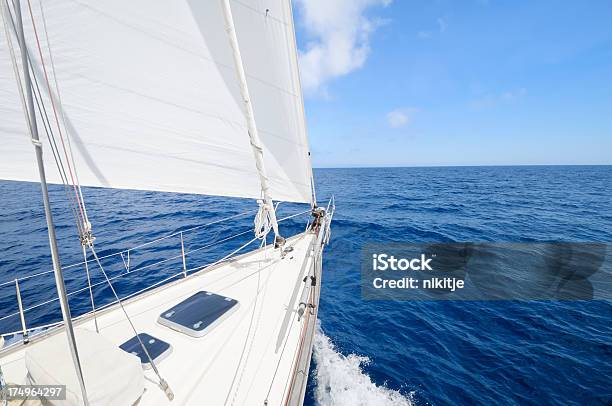 Navegar Hacia El Horizonte En Un Día Soleado Foto de stock y más banco de imágenes de Actividad - Actividad, Actividad al aire libre, Actividades recreativas