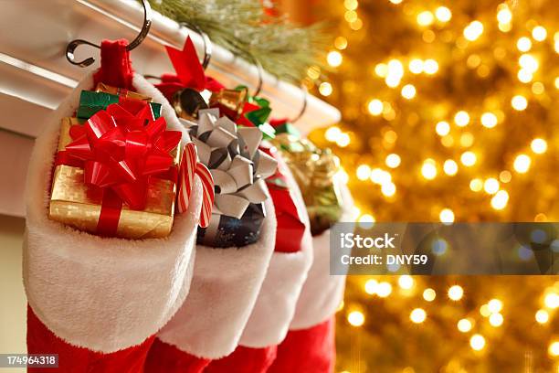Pończochy Christmas - zdjęcia stockowe i więcej obrazów Skarpeta świąteczna - Skarpeta świąteczna, Faszerowany, Gzyms kominka