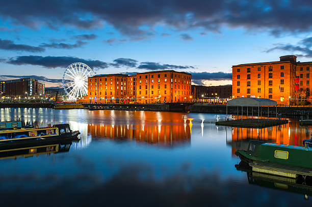 albert docks, liverpool, angleterre - albert dock photos et images de collection