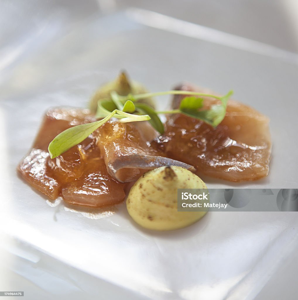Plato sashimi de kingfish con dashi gelatina de hierbas y horno de microondas - Foto de stock de Sashimi libre de derechos