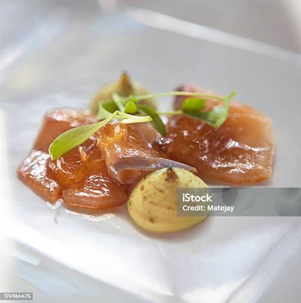 Entrada De Kingfish Sashimi Com Dashi Gelatina E Micro E Plantas Aromáticas - Fotografias de stock e mais imagens de Sashimi