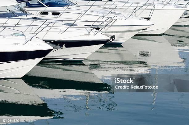 Blanco Yates En La Marina En Una Fila Foto de stock y más banco de imágenes de Agua - Agua, Aire libre, Barco de vela
