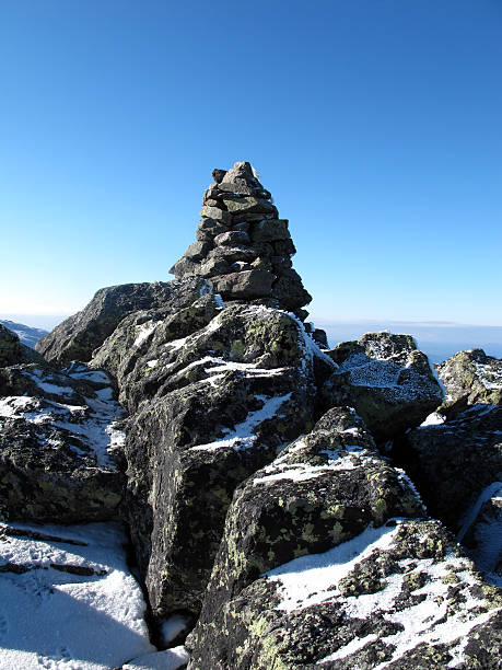 rocky trail cairn auf den madison - otherworldy stock-fotos und bilder