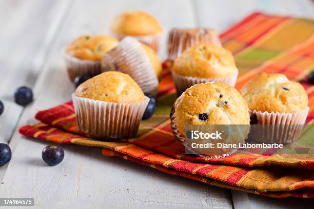 Bollos De Arándanos Sobre Tela Y Madera Foto de stock y más banco de imágenes de Magdalena de arándanos - Magdalena de arándanos, Pequeño, Alimento