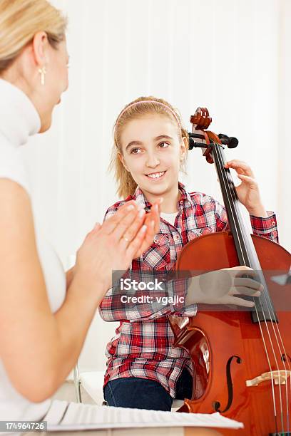 Bambina Di Imparare A Giocare Violoncello - Fotografie stock e altre immagini di Aula - Aula, Violoncello, Imparare