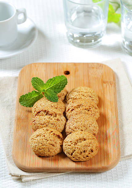 coconut almendrados recién horneados - macaroon cake candy variation fotografías e imágenes de stock