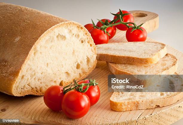 Pan Italiana Y Tomates De Focus Foto de stock y más banco de imágenes de Alimento - Alimento, Bocadillo, Bruschetta