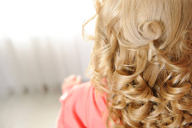 curly cheveux blonds - bouclette de cheveux photos et images de collection