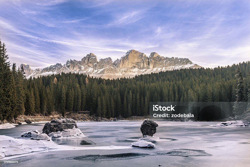 Der Alpine Lake Carezza in den Dolomiten, Italien - Lizenzfrei Eingefroren Stock-Foto