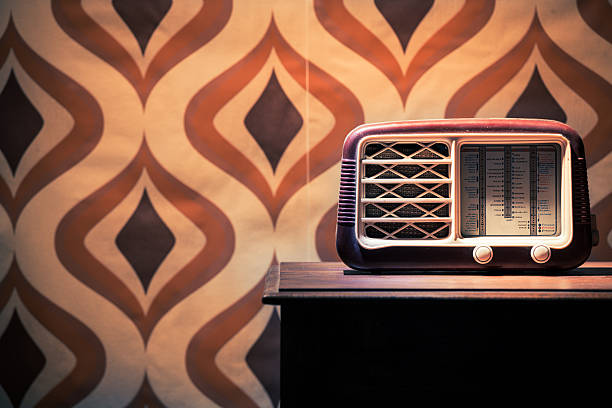 vintage velho rádio na mesa - radio 1930s imagens e fotografias de stock