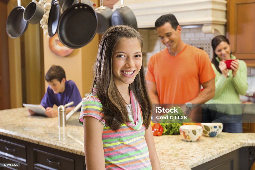 Fille heureuse avec la famille en cuisine - Photo de 14-15 ans libre de droits