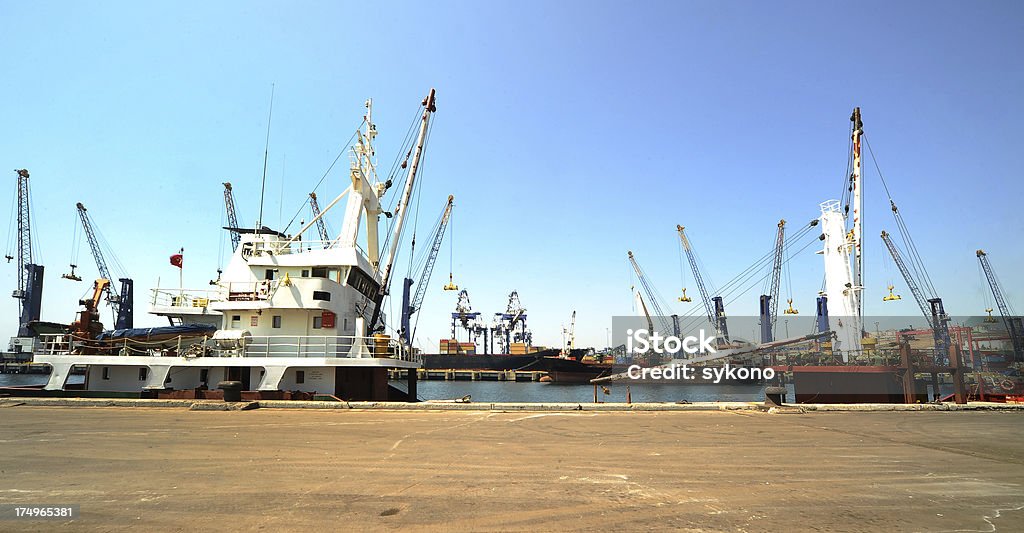 Vista su navi ioni di litio dock - Foto stock royalty-free di Darsena