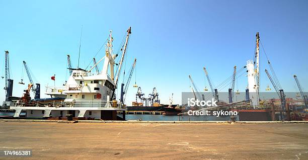 Vista Su Navi Ioni Di Litio Dock - Fotografie stock e altre immagini di Darsena - Darsena, Largo - Descrizione generale, Pericolo