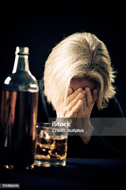 Foto de Sênior Homem Beber Bastante e mais fotos de stock de 50 Anos - 50 Anos, Adulto, Alcoolismo