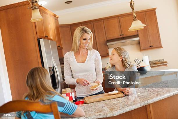 Mãe Fazendo O Almoço Para Raparigas - Fotografias de stock e mais imagens de 10-11 Anos - 10-11 Anos, 12-13 Anos, 14-15 Anos