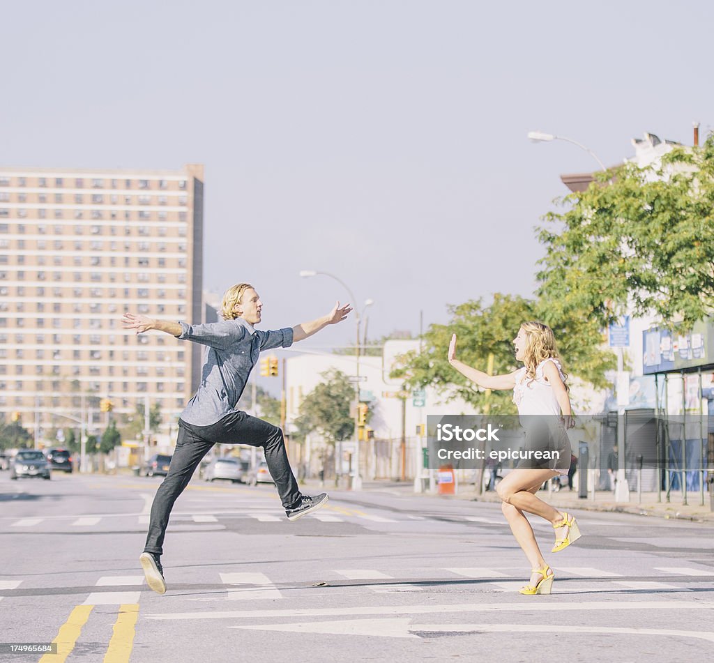 Slip a vita bassa coppia in stile retrò Ballando per le strade di New York e Brooklyn - Foto stock royalty-free di Adulto
