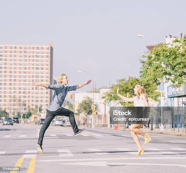 Slip A Vita Bassa Coppia In Stile Retrò Ballando Per Le Strade Di New York E Brooklyn - Fotografie stock e altre immagini di Adulto