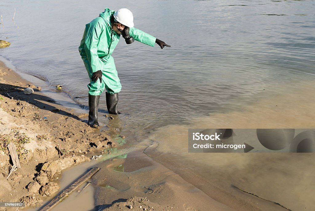 Umweltaktivist zeigt die Wasserverschmutzung - Lizenzfrei Abwasser Stock-Foto