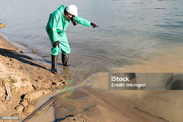 Umweltaktivist Zeigt Die Wasserverschmutzung Stockfoto und mehr Bilder von Abwasser - Abwasser, Bauarbeiterhelm, Ein Mann allein