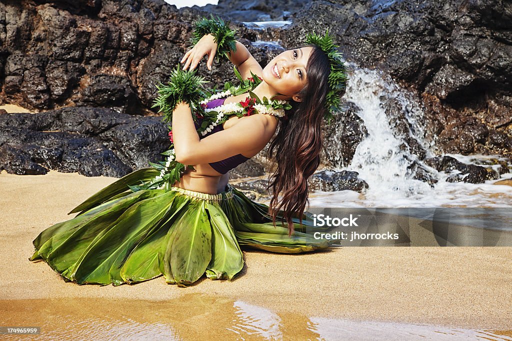 하와이어 훌라 댄서 해변의 - 로열티 프리 훌라 댄스 스톡 사진