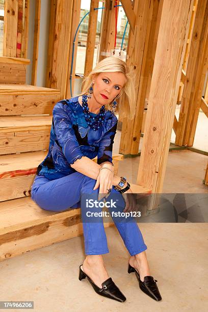 ファッションのモデルに建設中でご自宅のリビングの階段 - 1人のストックフォトや画像を多数ご用意 - 1人, 30代, 30代の女性