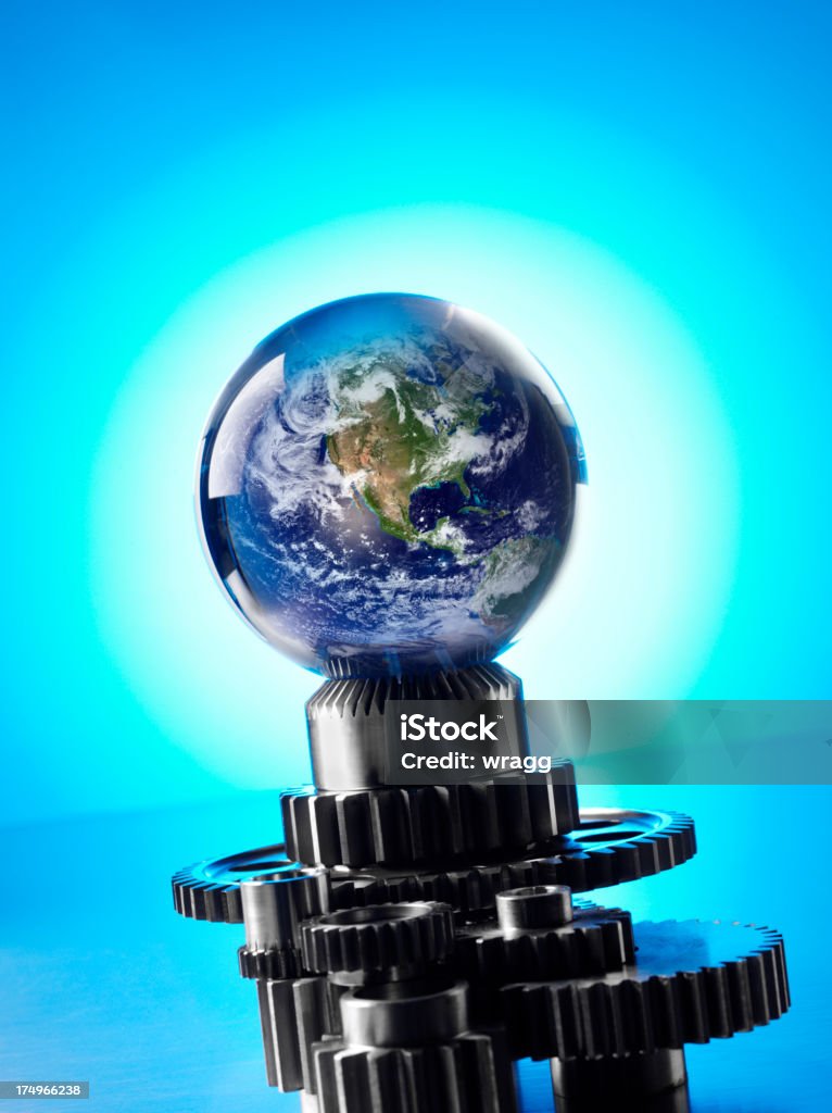 Ruote e gli ingranaggi metallo con un globo di cristallo - Foto stock royalty-free di Acciaio