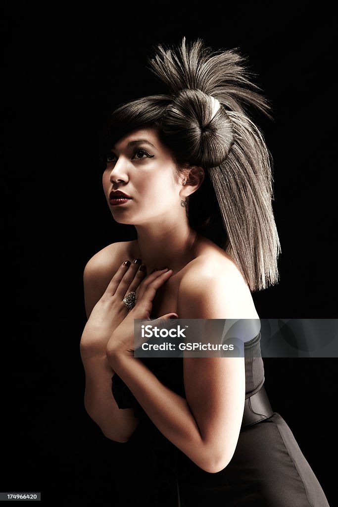 Hermosa mujer mirando con las manos sobre el pecho - Foto de stock de 20 a 29 años libre de derechos