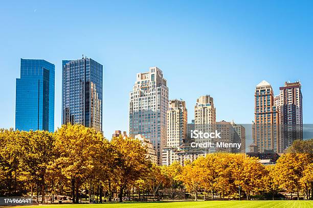 Outono Na Cidade De Nova Iorque - Fotografias de stock e mais imagens de Ensolarado - Ensolarado, Manhattan, Parque público