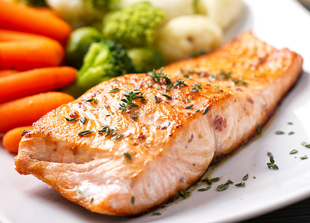 filete de salmón con verduras mixtas - baked salmon fotografías e imágenes de stock