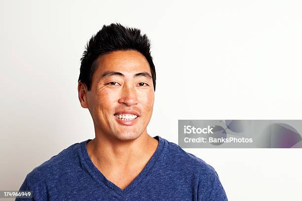 Foto de Homem Sorridente Korean e mais fotos de stock de 30-34 Anos - 30-34 Anos, Coreano, Homens