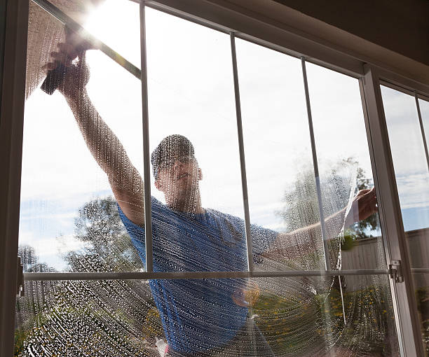 limpieza de la ventana - cleaning window window washer built structure fotografías e imágenes de stock