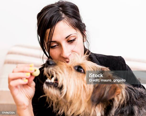 Photo libre de droit de Femme Jouant Avec Son Chien banque d'images et plus d'images libres de droit de 20-24 ans - 20-24 ans, 2000-2009, Activité de loisirs