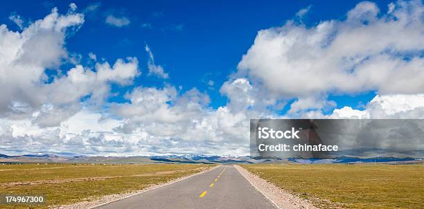 Di Paesautostrada - Fotografie stock e altre immagini di Asfalto - Asfalto, Strada, Ambientazione tranquilla