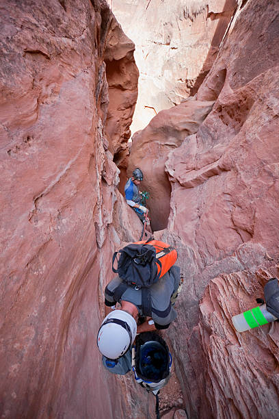 slot canyon aventure travail d'équipe - travel destinations journey focus on foreground sonoran desert photos et images de collection