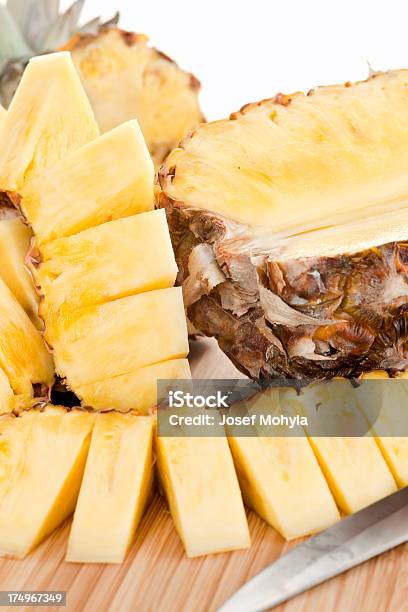 Foto de Corte De Abacaxi e mais fotos de stock de Abacaxi - Abacaxi, Alimentação Saudável, Amarelo