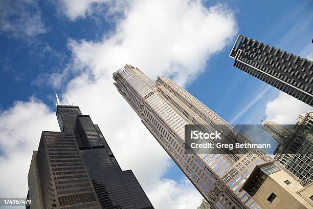 Edificio De Oficinas Foto de stock y más banco de imágenes de Aguja - Chapitel - Aguja - Chapitel, Aire libre, Alto - Descripción física