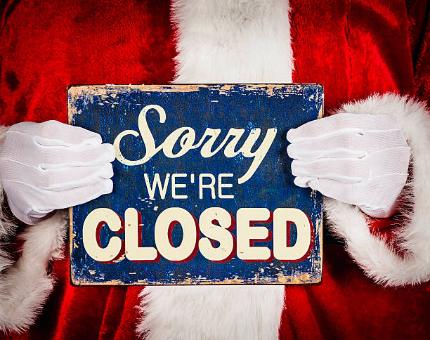 santa com placa de closed - closed sadness reconciliation sign imagens e fotografias de stock