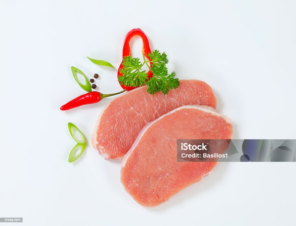 Lonza Costolette di maiale cruda e spezie - Foto stock royalty-free di Bistecca di manzo