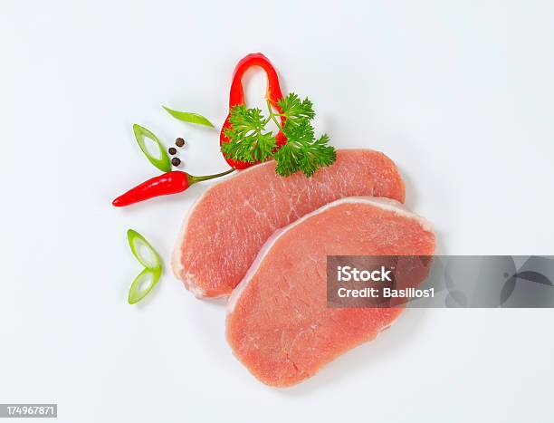 Lonza Costolette Di Maiale Cruda E Spezie - Fotografie stock e altre immagini di Bistecca di manzo - Bistecca di manzo, Braciola, Carne