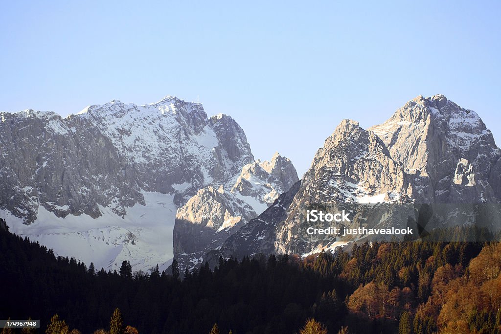 Zugspitze y Alpspitze de sol de la mañana - Foto de stock de Aire libre libre de derechos