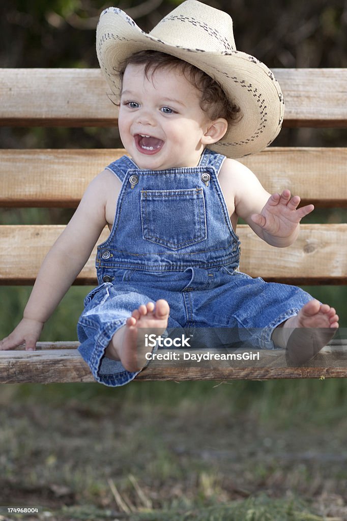 Little Boy al aire libre en azul monos de vaquero - Foto de stock de 12-17 meses libre de derechos