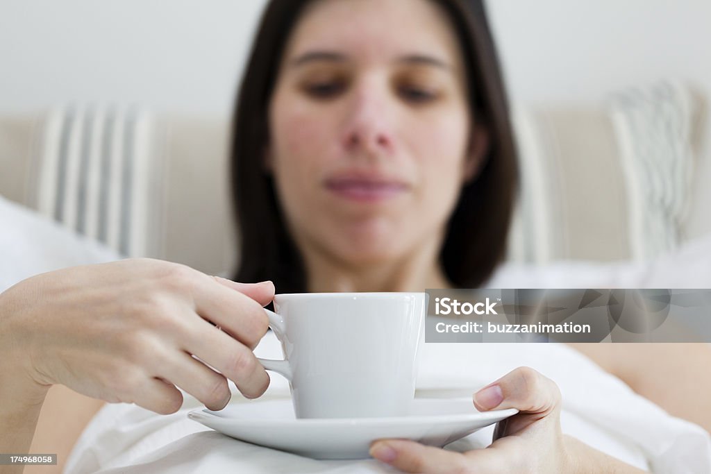 Tomando café en la mañana en la cama - Foto de stock de Acostado libre de derechos