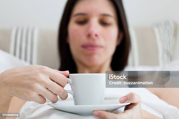 Tomando Café En La Mañana En La Cama Foto de stock y más banco de imágenes de Acostado - Acostado, Acostado de espalda, Adolescente